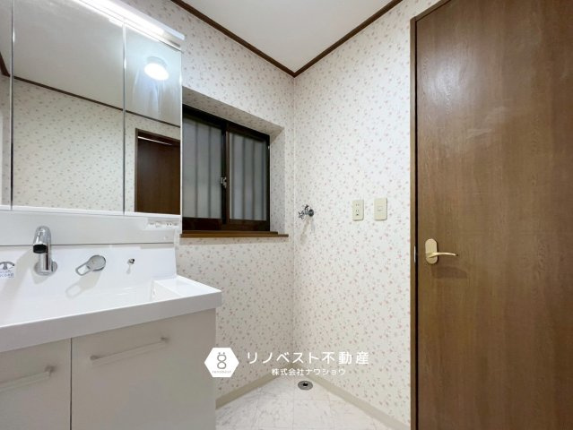 生野区巽中2丁目の独立洗面台|三面鏡付独立洗面台で朝の身支度がスムーズに！換気窓もあり、カビ対策に◎