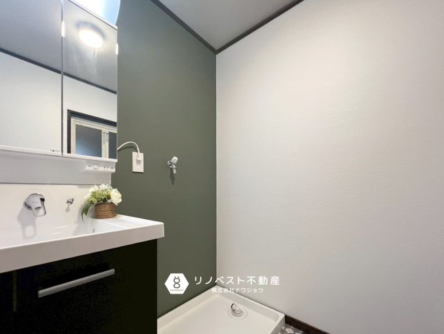 東大阪市衣摺3丁目の洗面所|洗面台のよこに洗濯パンがあるのですぐに洗濯機を置いて頂けます！