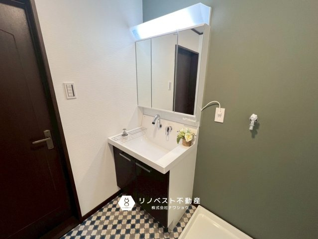 東大阪市衣摺3丁目の独立洗面台|3面鏡付きなので身支度も楽々です♪