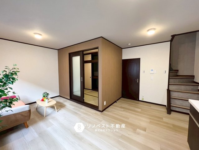 東大阪市衣摺3丁目の居間・リビング|リビングの横に和室があるので客間やお子様の遊び場としても活用できます！