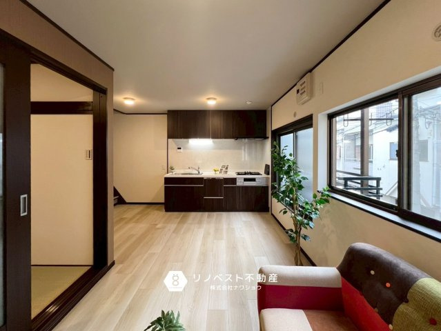 東大阪市衣摺3丁目の居間・リビング|リビングとキッチンが一続きなので配膳も楽々ですね♪