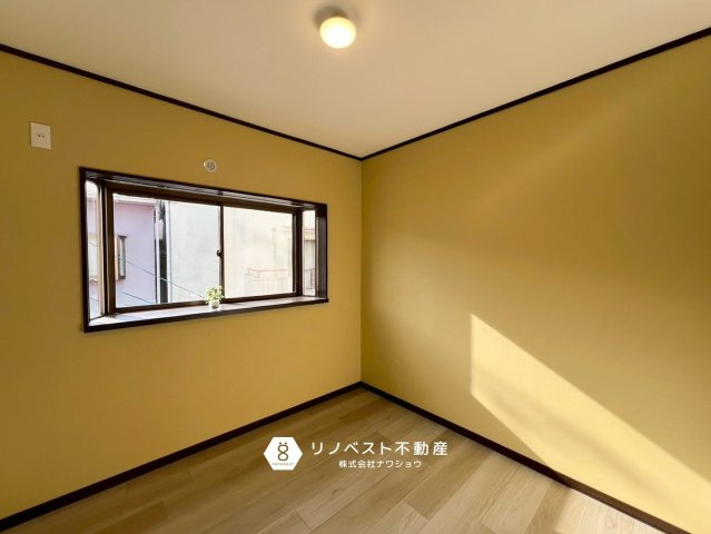 東大阪市衣摺3丁目の洋室|黄色の壁紙が室内を明るい印象にしてくれますね♪