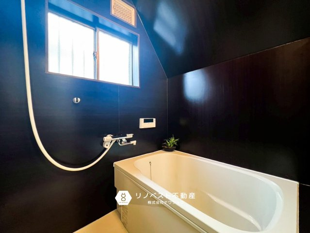 東大阪市衣摺3丁目の浴室|黒基調の浴室でシックで落ち着いた雰囲気ですね♪バスタブも広めでゆったりとリラックスして頂けます！