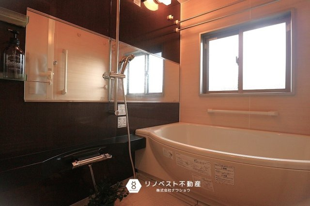 メゾンドール瓢箪山の浴室|丸型のバスタブはオシャレ感UP!シックな浴室でリラックスできますね！