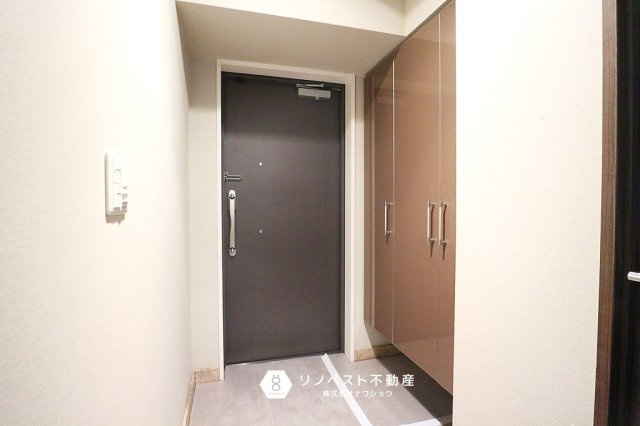 メゾンドール瓢箪山の玄関|シューズボックスがついているので玄関周りの整理に役立ちますね！