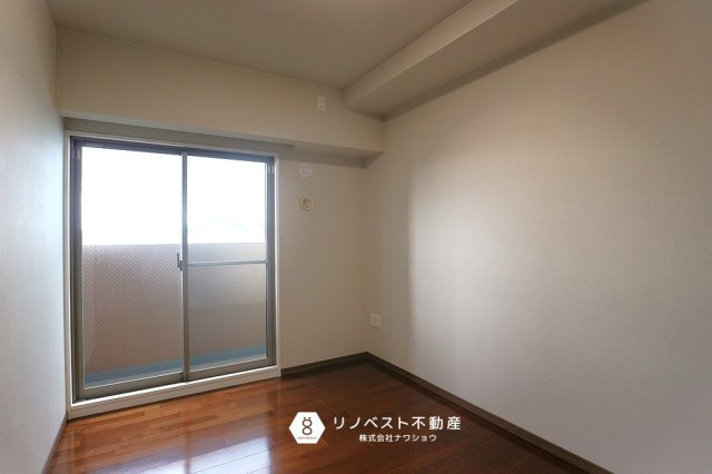 メゾンドール瓢箪山の洋室|バルコニーに出られる洋室です！明るい室内ですね！