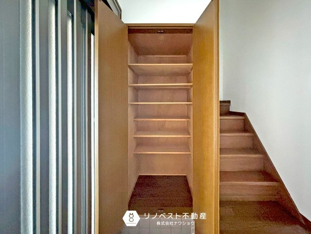 東大阪市日下町5丁目の収納|廊下の収納はストック品など収納するのに便利ですね♪