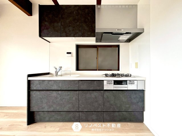 東大阪市日下町5丁目のキッチン|リフォームで新調済みのシステムキッチンです◎
キッチンに窓も付いています♪