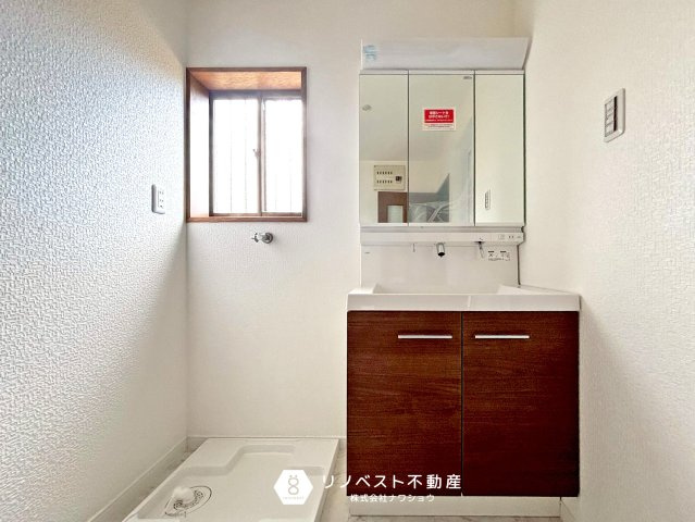 東大阪市日下町5丁目の独立洗面台|お掃除のしやすい三面鏡付独立洗面台です♪
メイク時に便利なライト付き◎