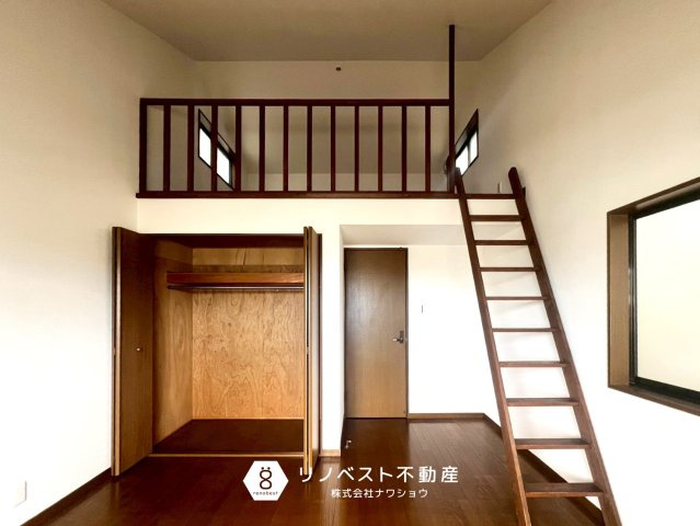 東大阪市日下町5丁目の洋室|天井高の高いロフト付き洋室。ロフトを寝室にもできますね♪