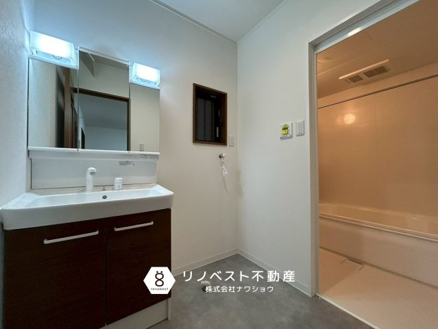 東大阪市楠根3丁目の独立洗面台|洗面所はゆとりのある空間でストレスなくお着替えもできます♪