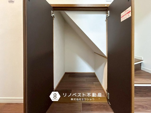 東大阪市楠根3丁目の収納|1階廊下の物入はストック品を収納するのに最適ですね♪