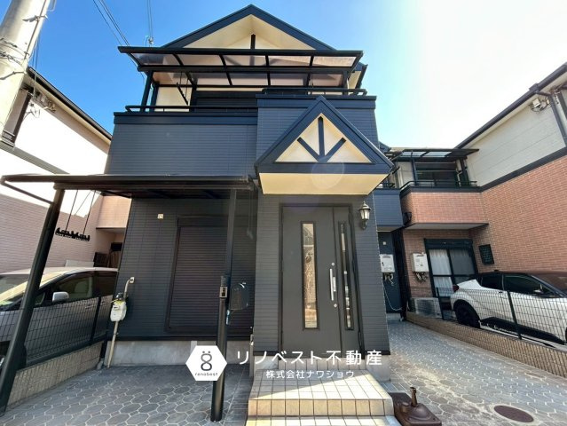 東大阪市楠根3丁目の外観|デザイン性のある外観◎車１台分の車庫と駐輪スペース確保されています！