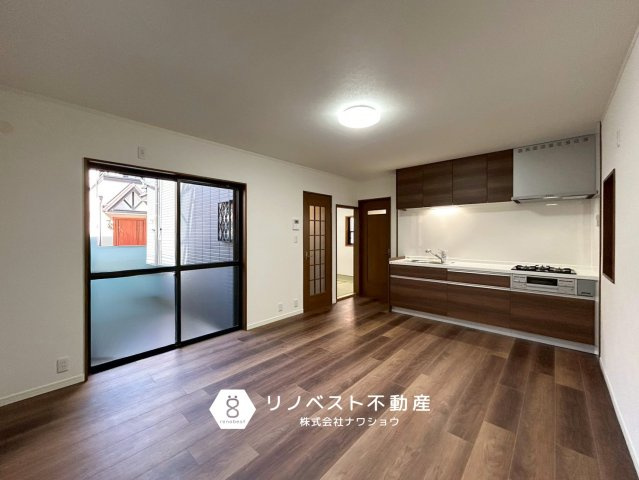 東大阪市楠根3丁目の居間・リビング|約11.5帖のLDKです◎お買い物後車からそのままリビングに荷物を運べますね♪