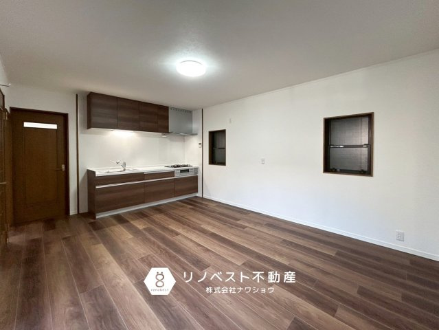 東大阪市楠根3丁目の居間・リビング|水回りが１階に集結しており、家事導線が良い◎