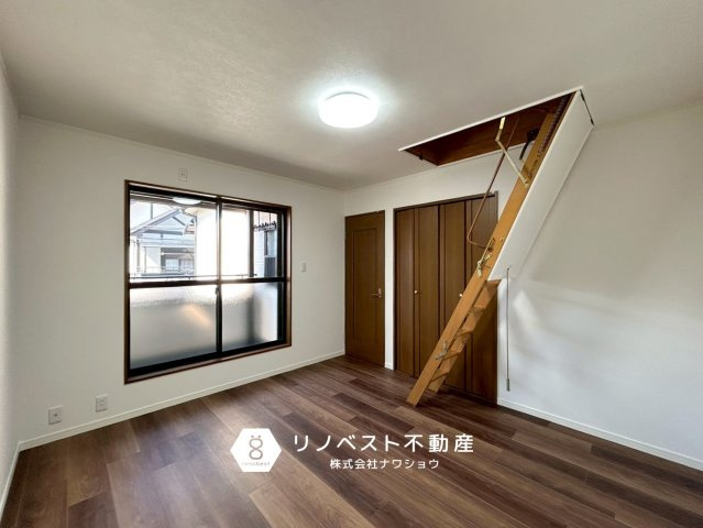 東大阪市楠根3丁目の洋室|大容量のクローゼットと、屋根裏収納がついており収納には困りません♪