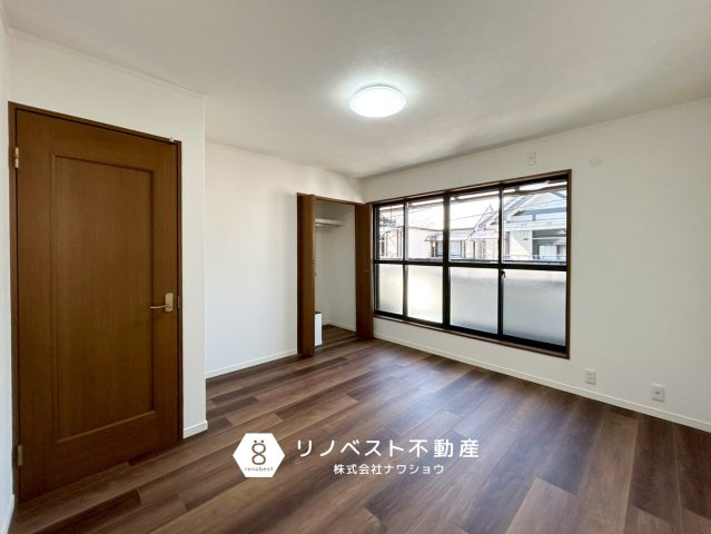 東大阪市楠根3丁目の洋室|バルコニーに繋がる大きな窓があり、明るく風通りも良いです◎