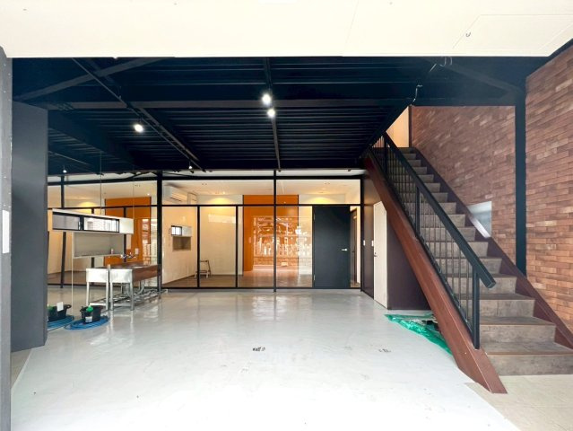 東大阪市御厨1丁目中古戸建の駐車場|フルリノベーション済みでお洒落なガレージハウスです！事務所スペースも有ります◎