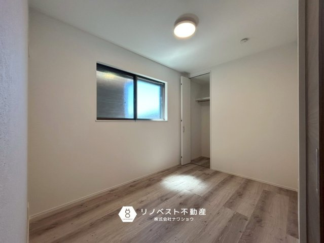 東大阪市足代3丁目新築戸建の洋室|小窓があるので日差しが入ってきて明るい室内です♪