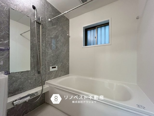 東大阪市御厨東1丁目の浴室|グレー基調の壁パネルがオシャレ度UPしていますね！広々としたバスタブなので足を伸ばしてリラックスして頂けます◎