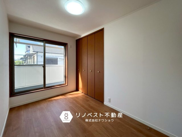 東大阪市御厨東1丁目の洋室|バルコニーに繋がる窓があるので気分転換で外にも出やすいですね！