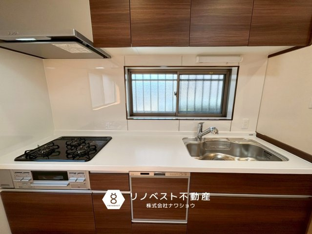 東大阪市御厨東1丁目のキッチン|食洗機付きなので家事効率もUPしますね！3口コンロもあるのでまとめて調理するこができます。