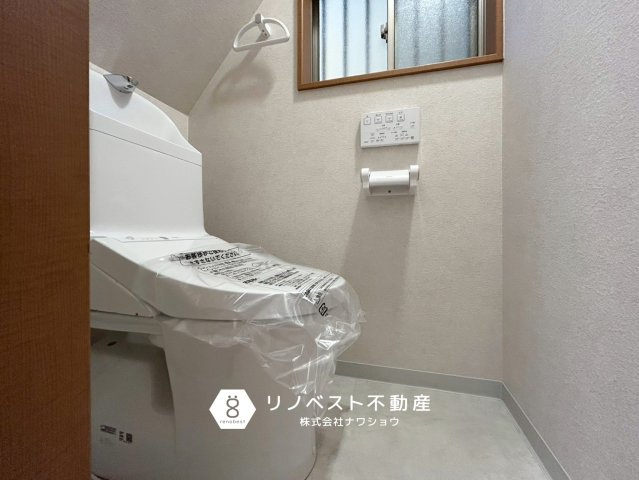 東大阪市御厨東1丁目のトイレ|ウォシュレット付きのトイレです！小窓があるので換気するのにも便利です！