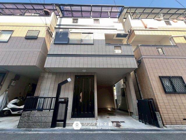 東大阪市東山町中古戸建の外観|１台分の車庫スペース有！周辺環境充実しており、快適にお過ごしいただけます！