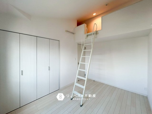 東成区深江南3丁目の洋室|ロフト付きの洋室。大きなクローゼットも付いており収納には困りません♪