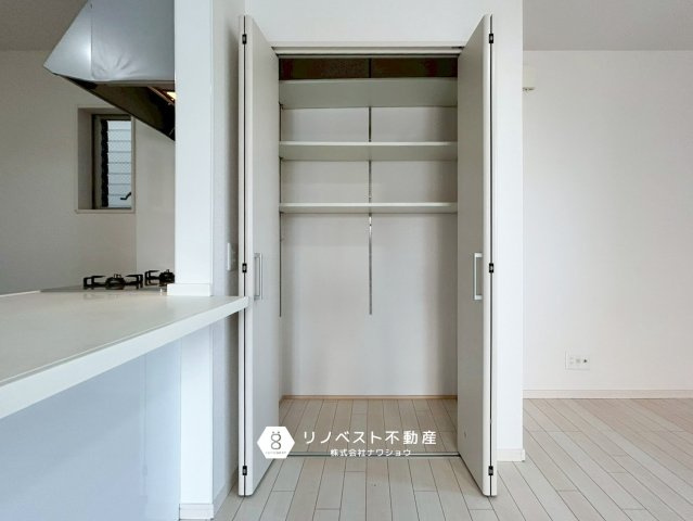 東成区深江南3丁目の収納|お子様のおもちゃや掃除道具を収納するのに便利なリビングの収納です！