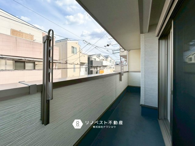 東成区深江南3丁目のバルコニー|広いバルコニーで開放的です◎屋根があるのでいきなり雨が降ってもお洗濯物を守れます♪