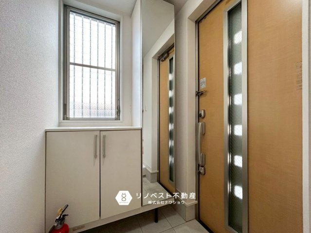 東成区深江南3丁目の玄関|鏡付きのシューズボックスで外出前の身だしなみチェックができます◎