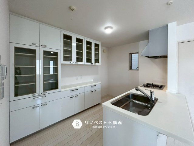 東成区深江南3丁目のキッチン|収納力の優れたキッチン棚付き◎対面式のキッチンで家族とのコミュニケーションも増えます♪