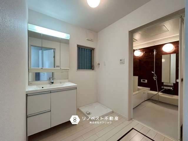 東成区深江南3丁目の独立洗面台|三面鏡付独立洗面台がライト付きで朝の身支度がスムーズに♪