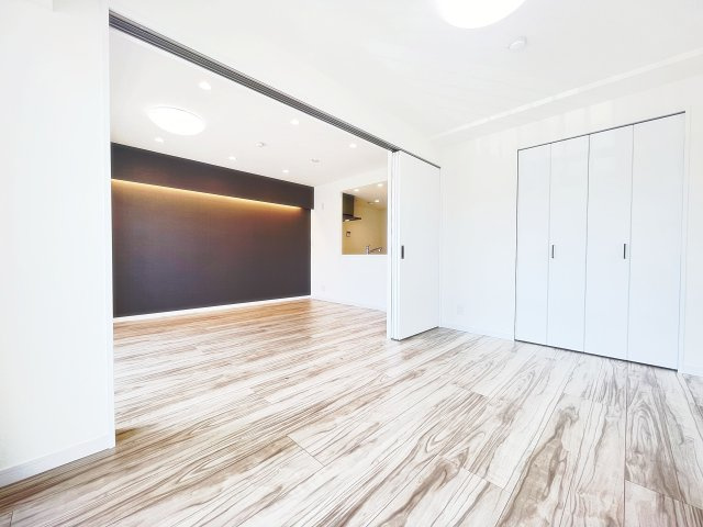 パルコート浦和の洋室|仕切りを開ければ広々、閉めればプライベート空間。使い方いろいろ楽しめますよ♪