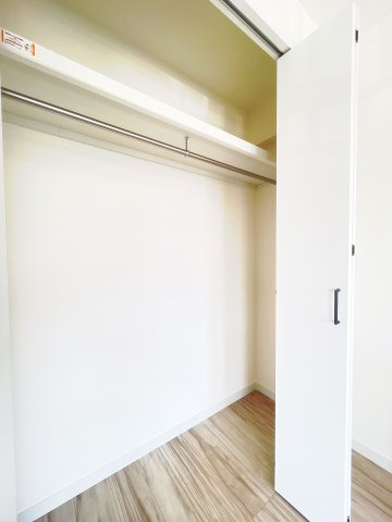 パルコート浦和の収納|ハンガーパイプ＆棚付きで収納力◎。お気に入りの服もすっきり片付きますよ♪