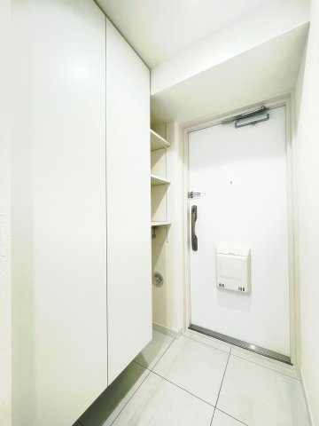 パルコート浦和の玄関|白を基調にした清潔感ある玄関。収納もスマートで、毎日の出入りが気持ちよくなりますよ♪