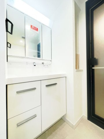 パルコート浦和の独立洗面台|シンプルで使いやすい洗面台。収納力も◎で、すっきり整った暮らしが叶いますよ♪