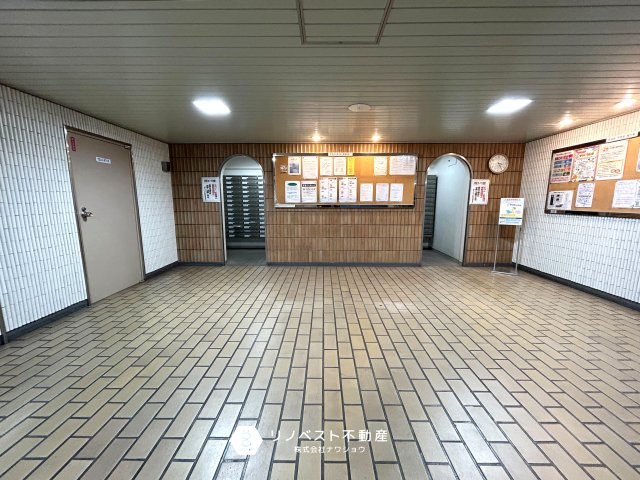 朝日プラザ小阪A棟のその他共用部分|広々としたエントランス奥には郵便ポスト受けがあります！奥まったところなのでプライバシーも守られています！