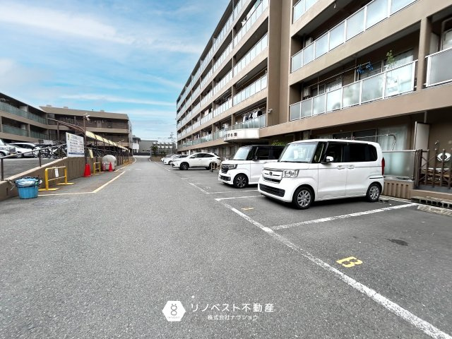 朝日プラザ小阪A棟の駐車場|マンションのすぐ下には駐車場があるので、すぐに車に乗り込むことができて楽ですね♪