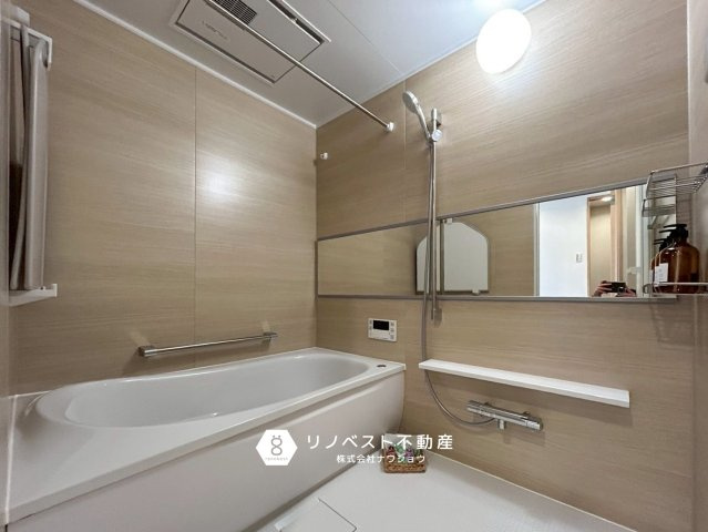 ライオンズマンション鴻池新田の浴室|横にワイドな鏡がついているのでバスタブに浸かりながら鏡が見えるのは珍しいですね！ゆったりとしているので足を伸ばしてリラックスできそうですね♪