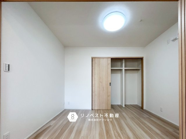 ライオンズマンション鴻池新田の洋室|引き戸を開けておくとリビングと一続きの空間として広々とお使い頂けます！