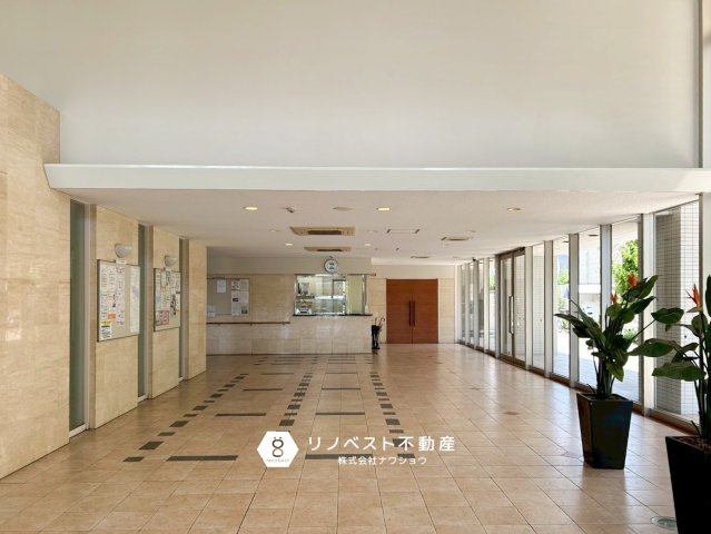 ライオンズマンション鴻池新田|オシャレなエントランスです！ホテルに来た気分で帰宅できそうですね！