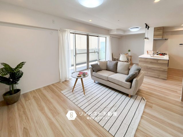 ライオンズマンション鴻池新田の居間・リビング|南向き採光で明るいリビングです！家族団らんの場としておすすめですね♪