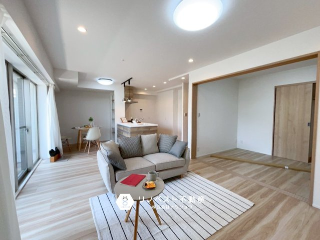 ライオンズマンション鴻池新田の居間・リビング|約18.2帖あるLDKにはソファやテーブルなどインテリアを置いても余裕のある空間ですね！ゆったりとお過ごし頂けます♪