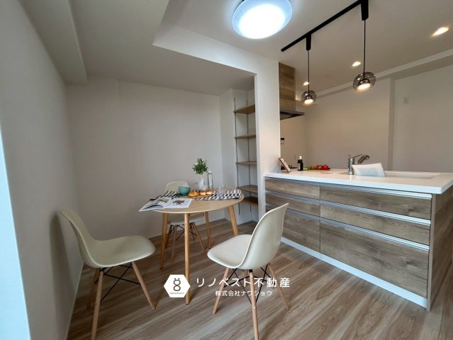 ライオンズマンション鴻池新田の居間・リビング|キッチン前にテーブルを配置すれば配膳するのにも楽々♪