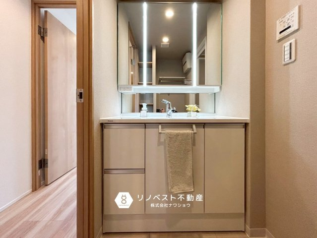 ライオンズマンション鴻池新田の独立洗面台|鏡にライトがついていて手元やお顔も明るく照らしてくれるので身だしなみチェックが楽々ですね♪
