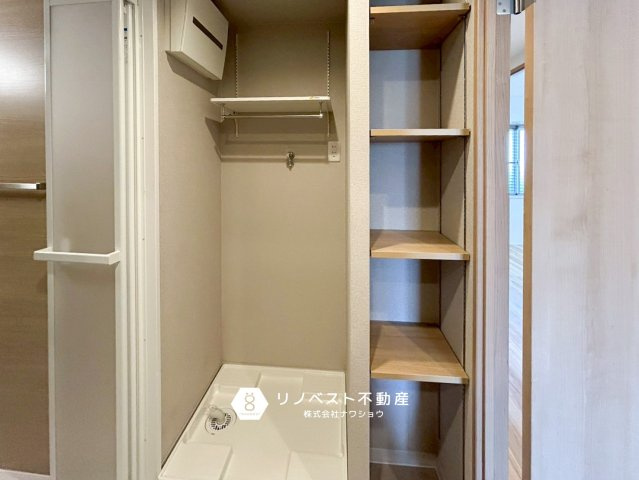 ライオンズマンション鴻池新田の脱衣所|洗濯パンの横に収納棚があるので洗剤などのストックを保管するのに役立ちますね！