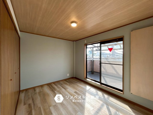 東大阪市高井田西1丁目の洋室|約6.0帖洋室。バルコニーに出られる大きな窓付で採光がたっぷり入ってきます◎