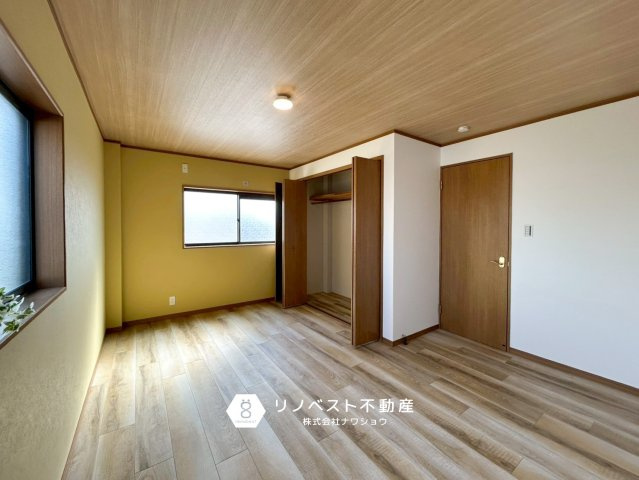 東大阪市高井田西1丁目の洋室|約8.75帖の洋室。黄色のアクセントクロスが印象的◎もちろんクローゼット付き！